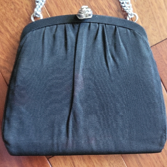 Elegant Black Evening Bag with Silver Chain - Picture 3 of 12